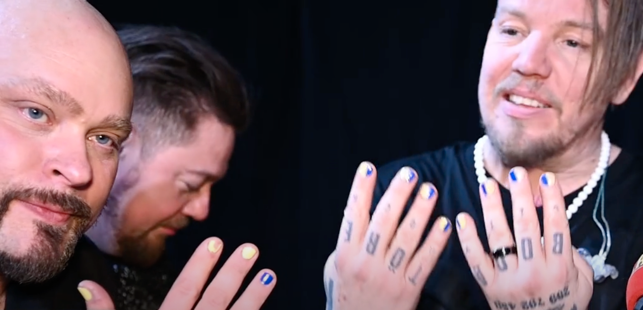 Lillasysters Max Flövik och Martin Westerstrand visar upp sina Ukraina-naglar i Aftonbladets livesändning från Melodifestivalens presskonferens