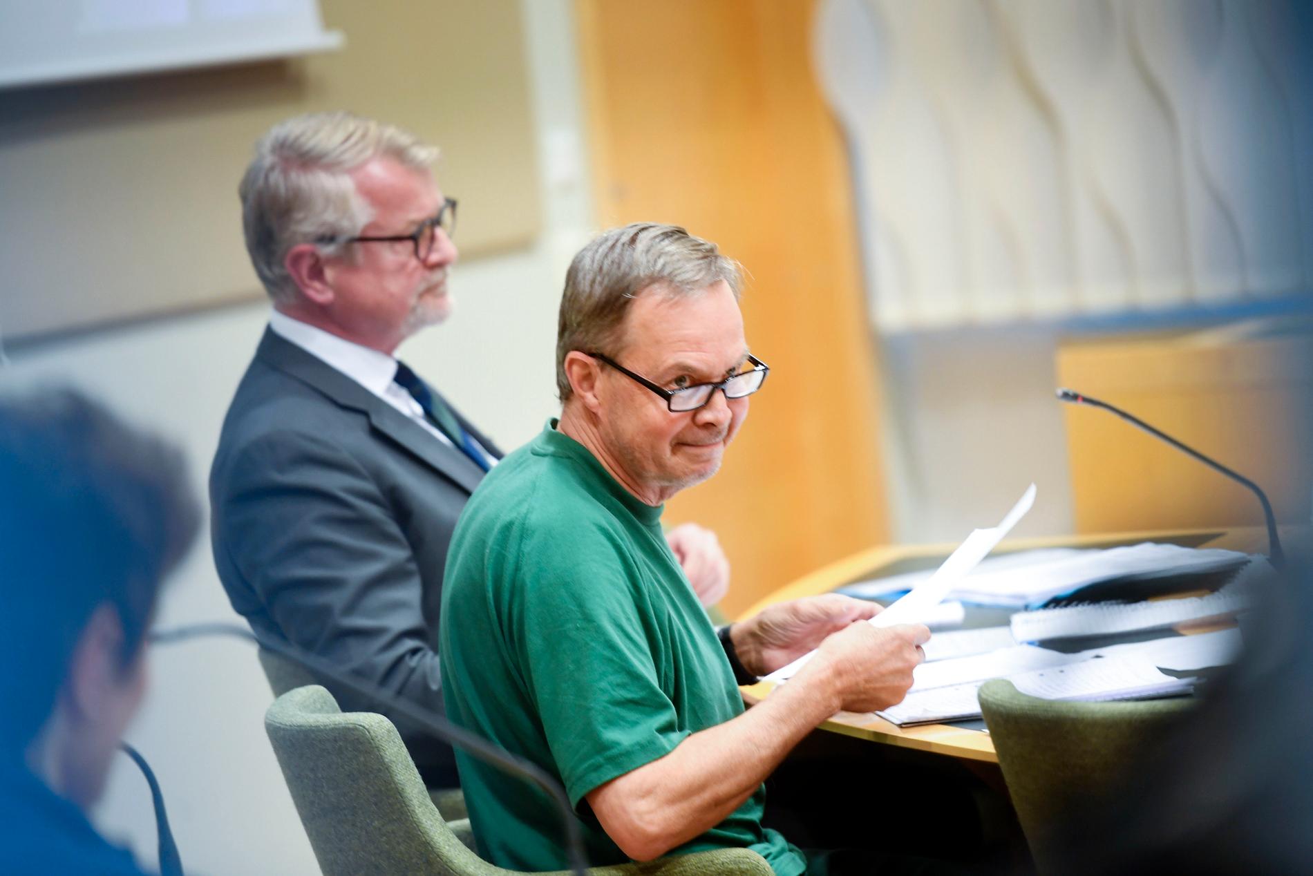 Karl Hedin under tisdagens häktningsförhandling (närmast kameran). Han nekar till brott, enligt hans advokat Sven Severin.