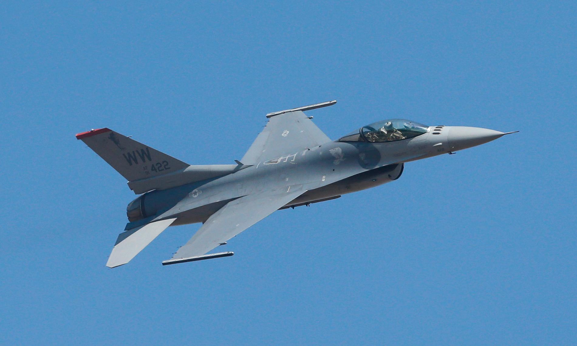 Enligt Ukrainas ledning toppar avancerade stridsflygplan, som till exempel amerikansktillverkade F-16, nu listan över önskade vapen. Arkivbild.