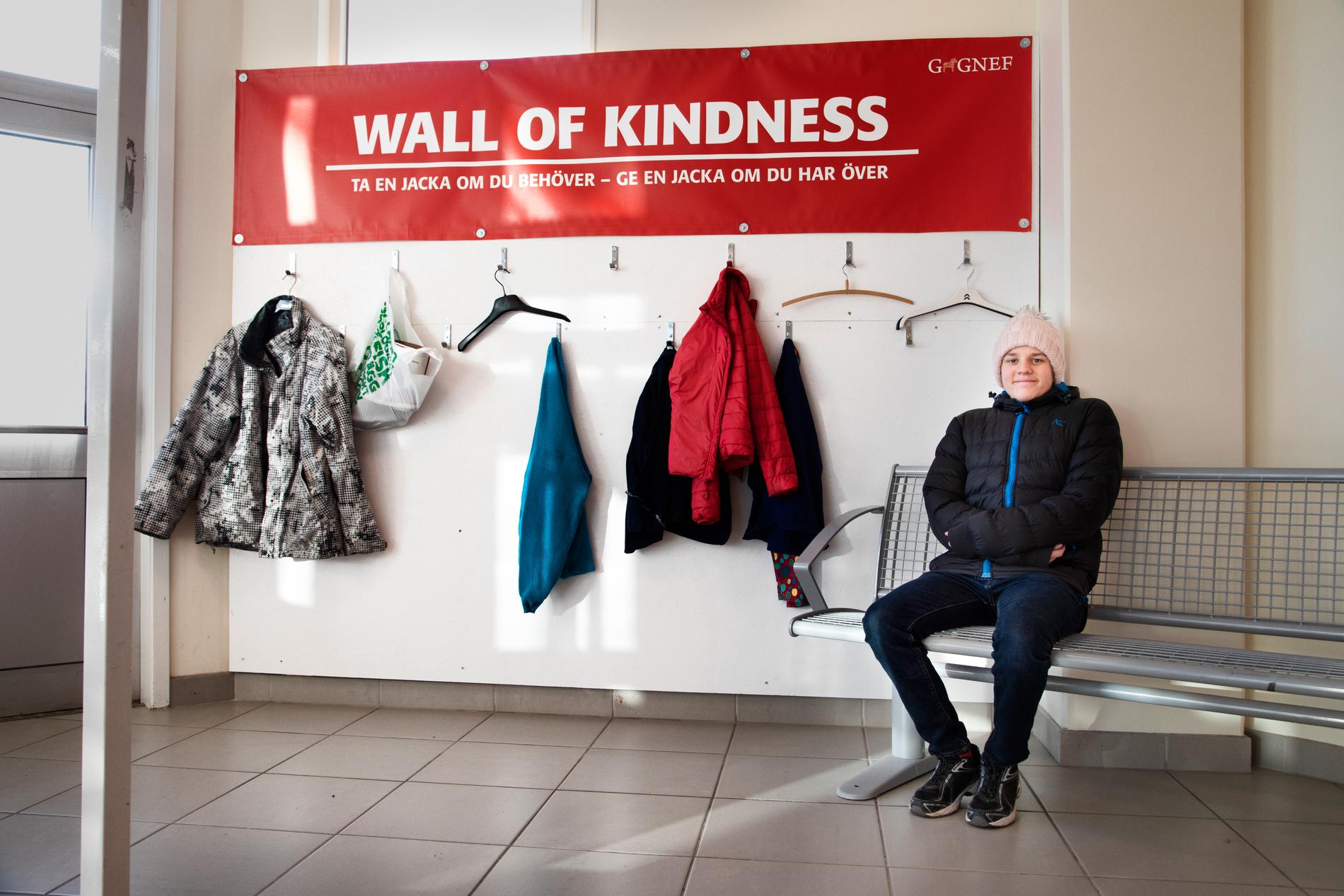 Andreas Magnusson tog konceptet Wall of kindness till Gagnef, där behövande kan ta ett klädesplagg.