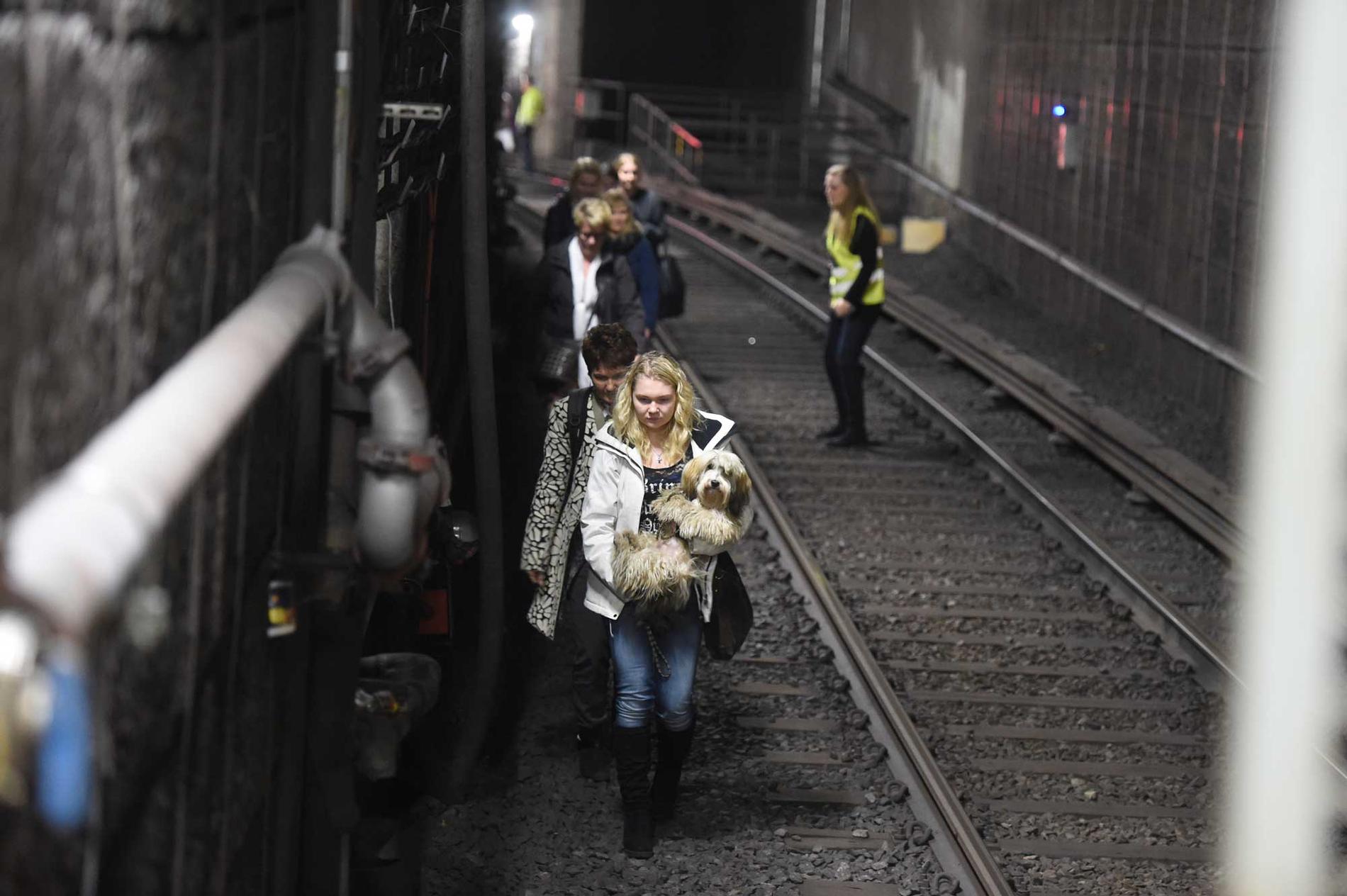 Matilda, här tillsammans med hunden Nero, var en av de som tvingades evakuera tunnelbanetåget.