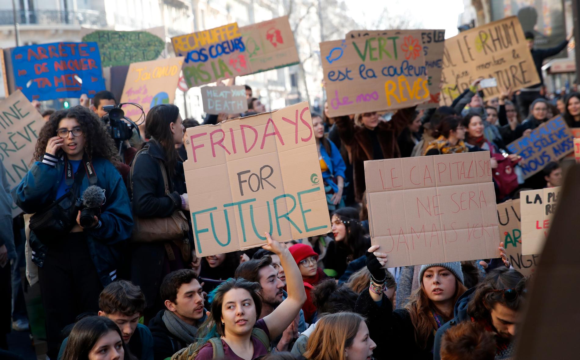 Elever i Paris och omkring 40 andra franska städer krävde åtgärder mot klimatförändringarna.