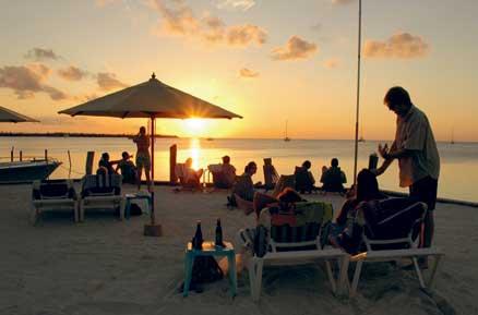 På den långsmala ön Caye Caulker kan du se solen gå upp ur havet från ena sidan ön på morgonen, för att sedan avnjuta en fantastisk solnedgång med en drink i handen på någon strandbar på den andra sidan.