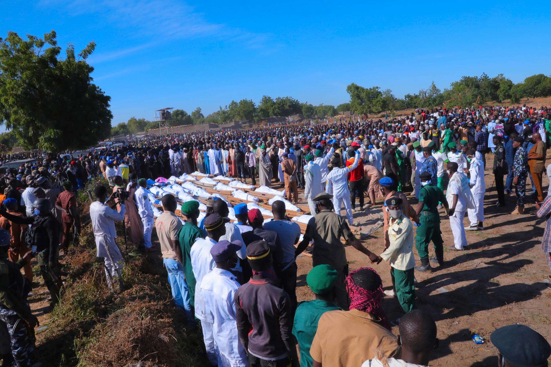 Massbegravning av flera av offren för den misstänkta jihadistattack som ägde rum i Borno på lördagen. Enligt FN:s koordinator för humanitära frågor i Nigeria dödades minst 120 människor i attacken.