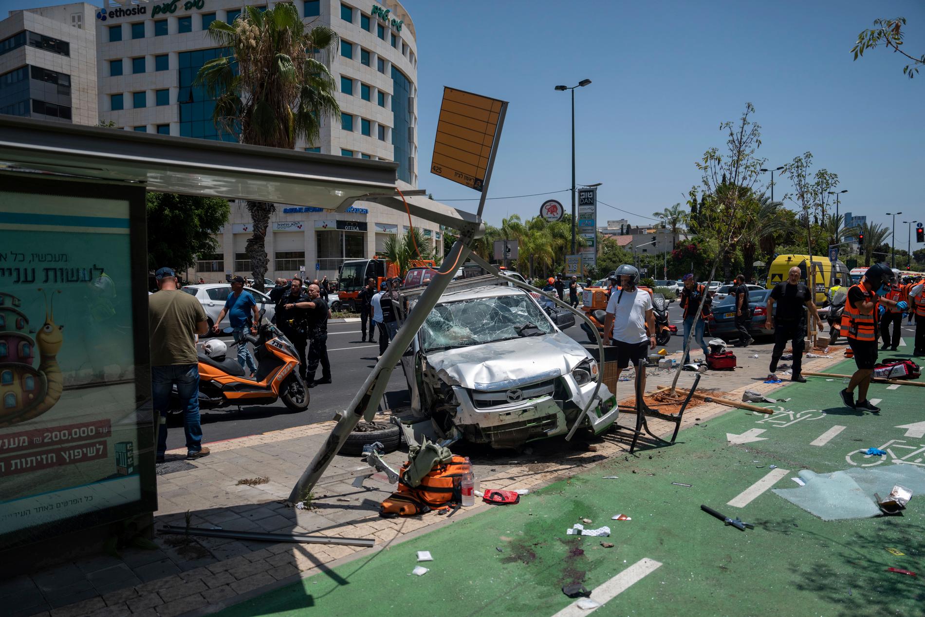 En bil har kört i en folkmassa i Tel Aviv. Hamas har tagit på sig dådet.