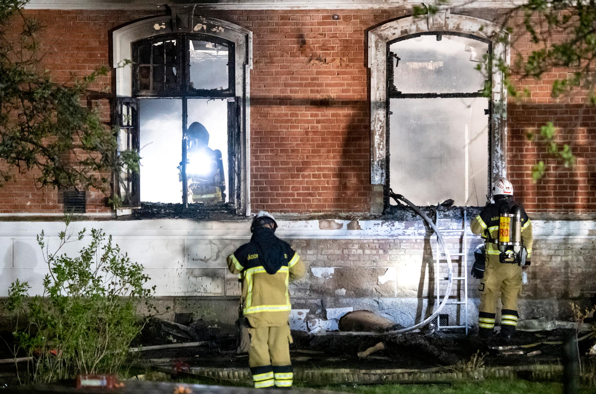 Räddningstjänsten arbetar med vad man tror är en anlagd brand vid en skola i Lund.