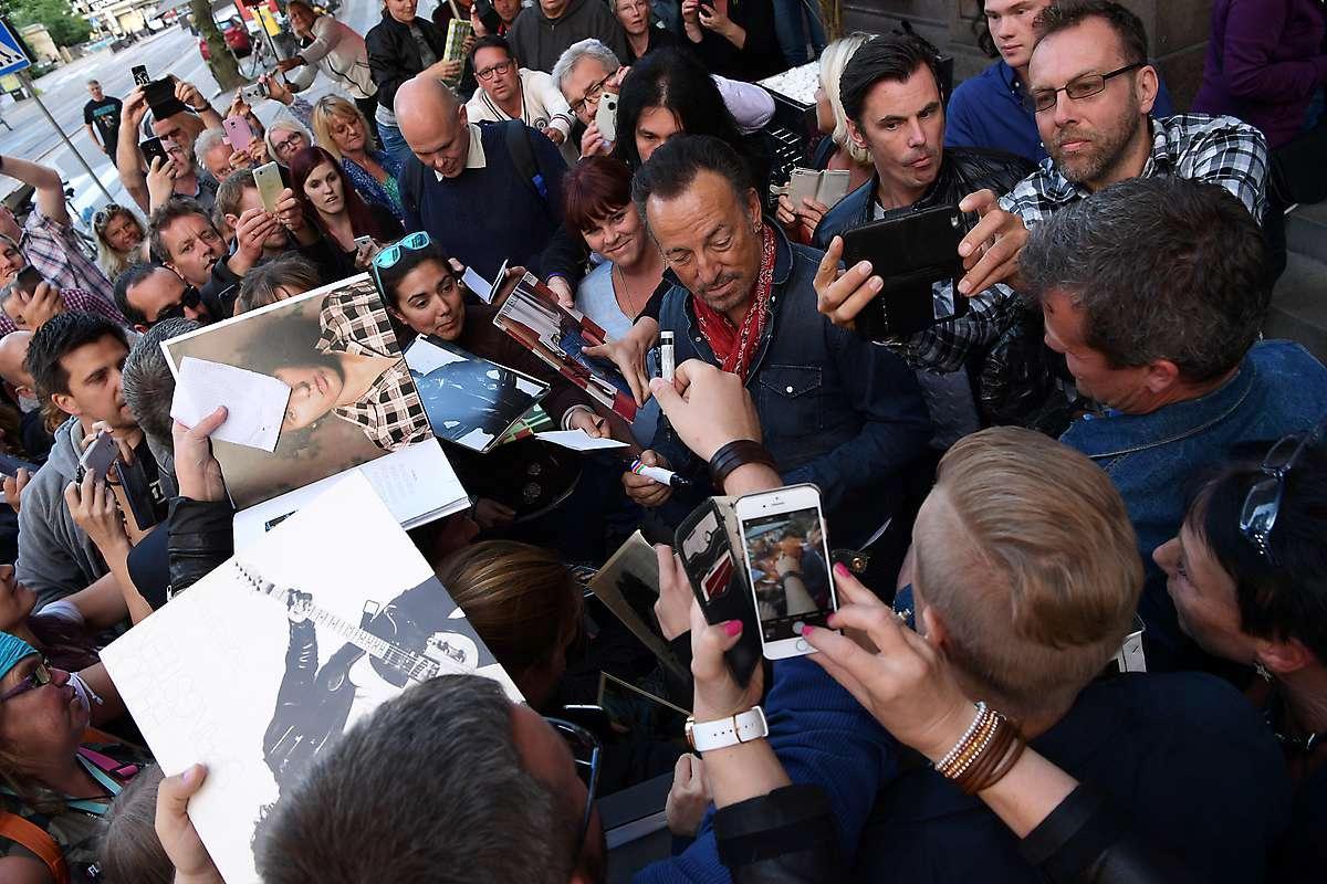 Bruce Springsteen kommer ut för att skriva autografer, men det uppstår tumult bland fansen.