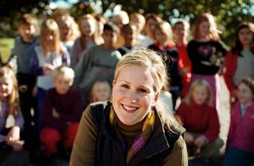 mer lek Martina Boström, 27, driver det första forskningsprojektet i Sverige för att förebygga övervikt hos skolelever. Barnen i Gröndalsskolan i Sollentuna ska få röra på sig och leka mer i skolan. De ska också få kost med lite mer fibrer och mindre socker än tidigare.