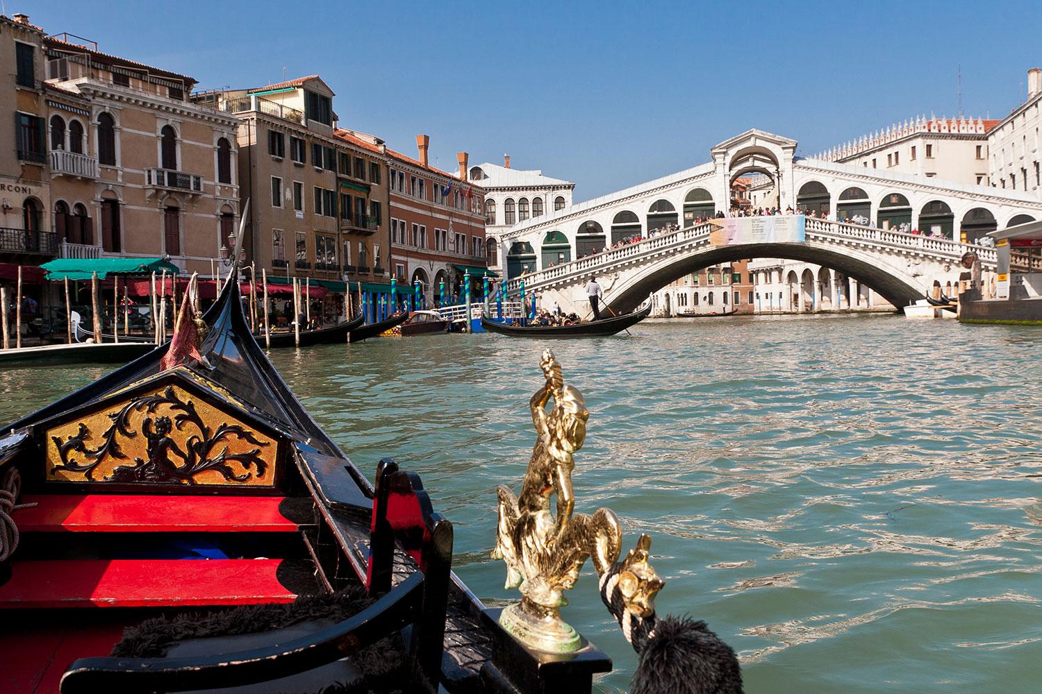 Rialtobron över Canal Grande är ett av Venedigs mest kända landmärken.