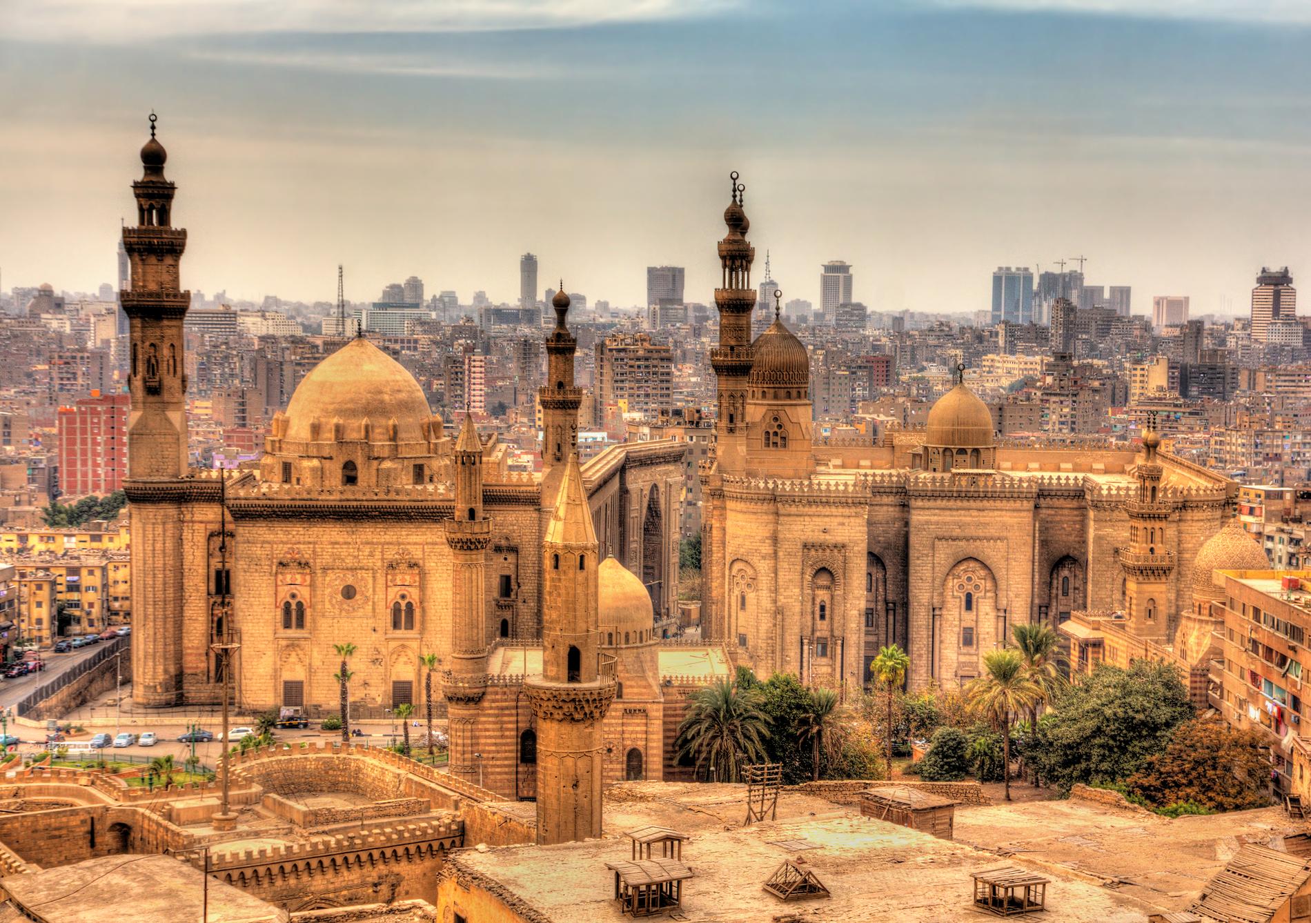 Kairo ligger nära de berömda pyramiderna. 