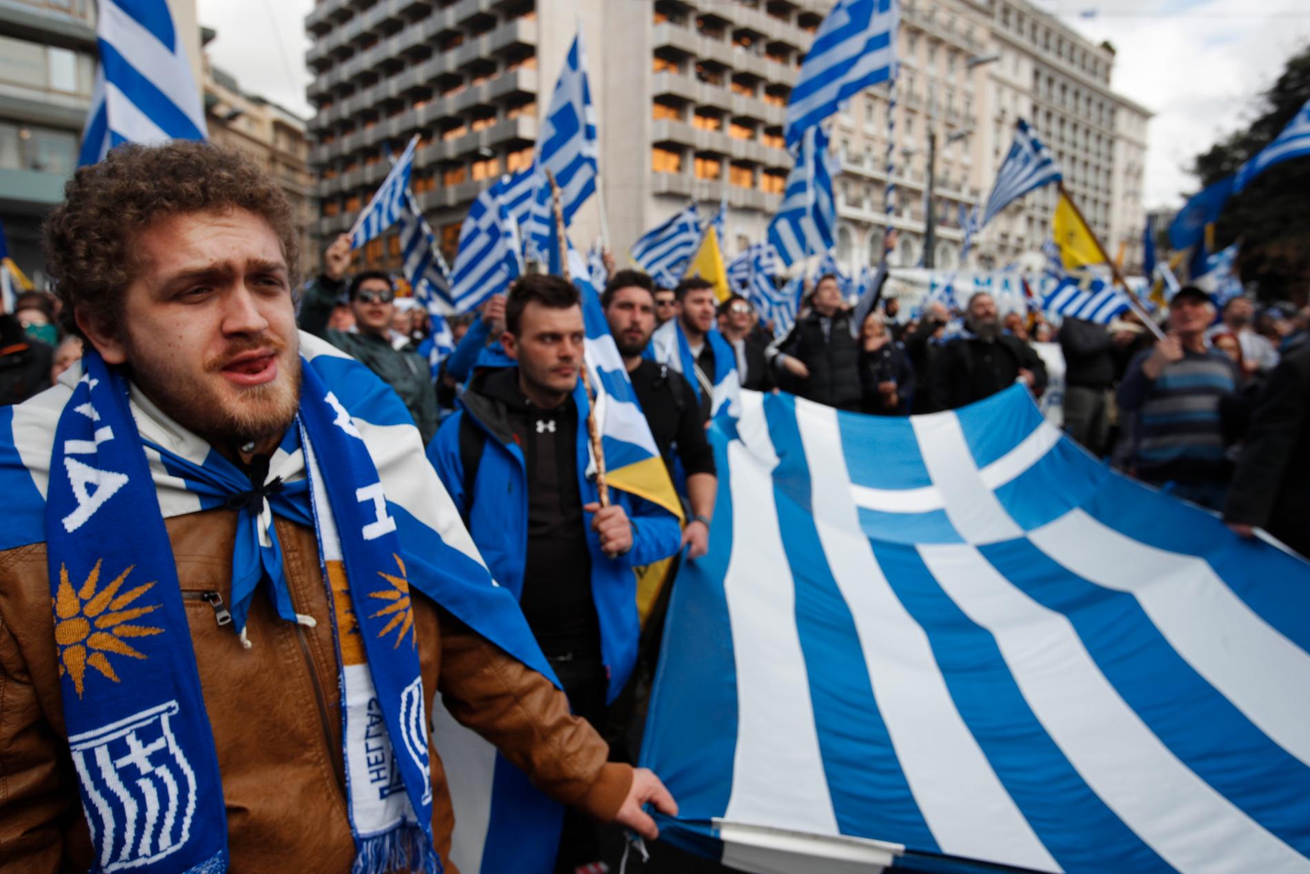 Tiotusentals människor gick ut på Atens gator i söndags i protest mot Makedoniens namnbyte som Greklands parlament ska rösta om under torsdagen.