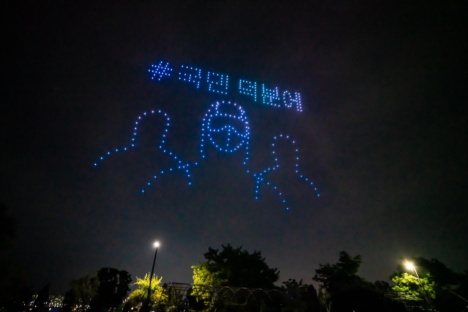 Som glimmande stjärnbilder visade drönare budskap om coronabekämpning över Seoul i en tio minuters överraskningsshow i helgen.
