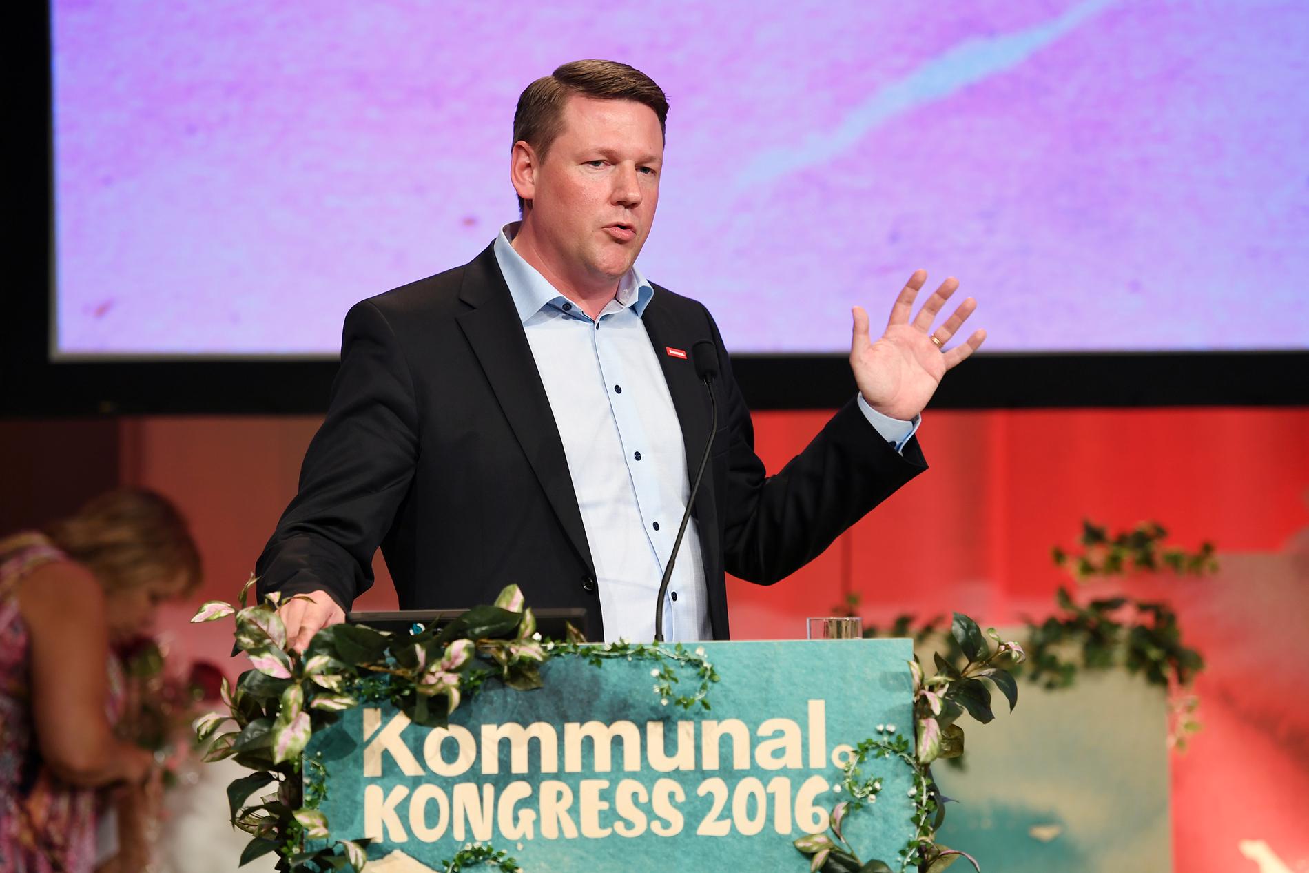 Förbundsordförande Tobias Baudin talar under fackförbundet Kommunals kongress i Folkets hus i Stockholm på fredagen.