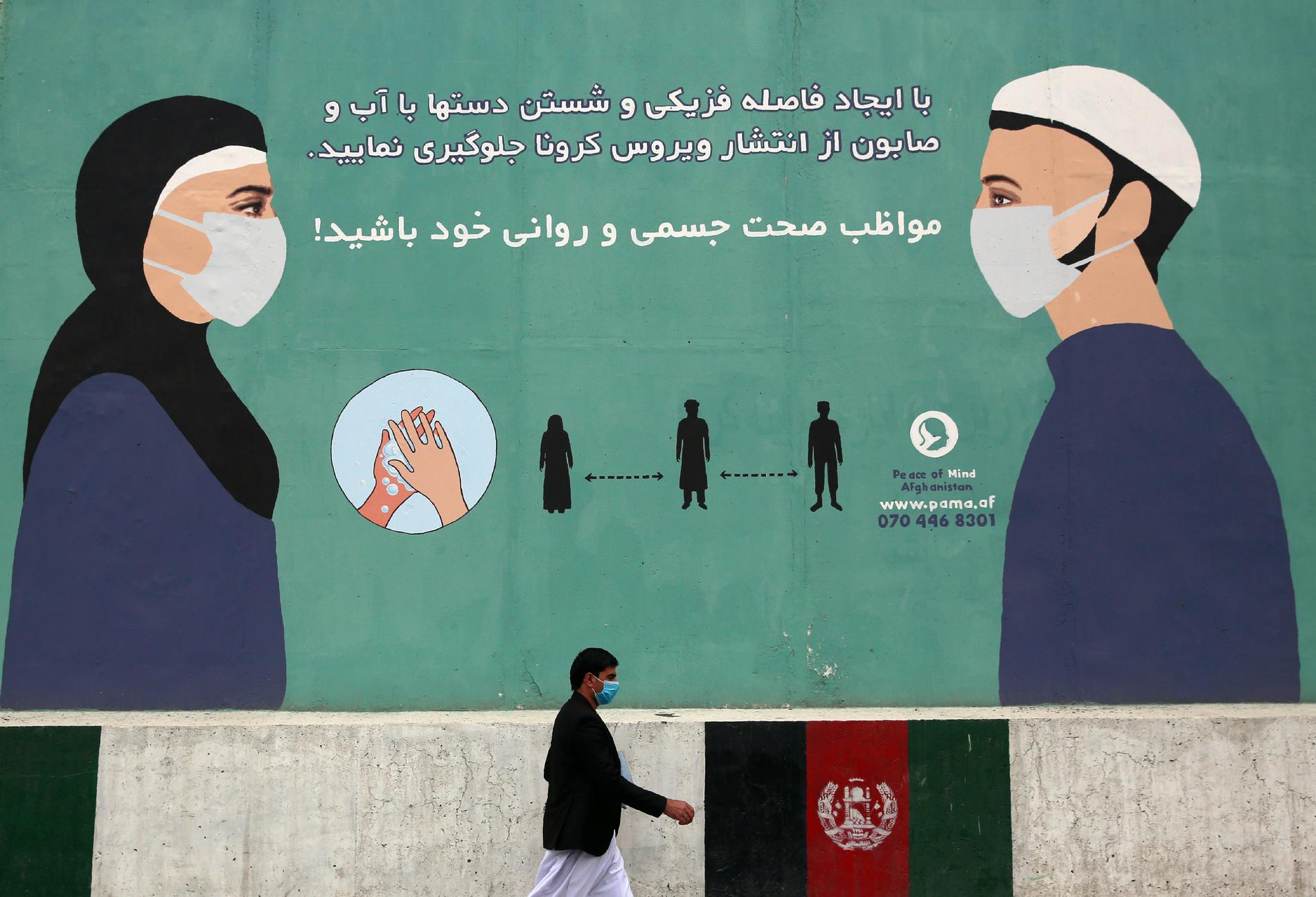 En uppmaning att tvätta händerna och hålla avstånd pryder hälsodepartementet i afghanska huvudstaden Kabul. Arkivbild.