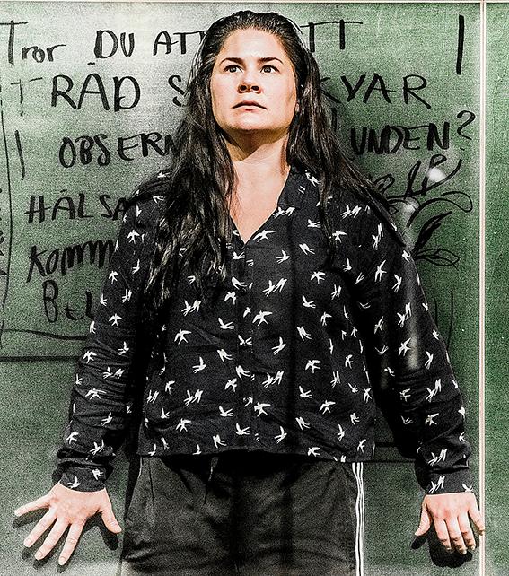 Emma Broomé i dramatiseringen av Sara Stridsbergs ”Beckomberga” på Dramaten. Skildringar av mentalvården är en av årets litterära trender.
