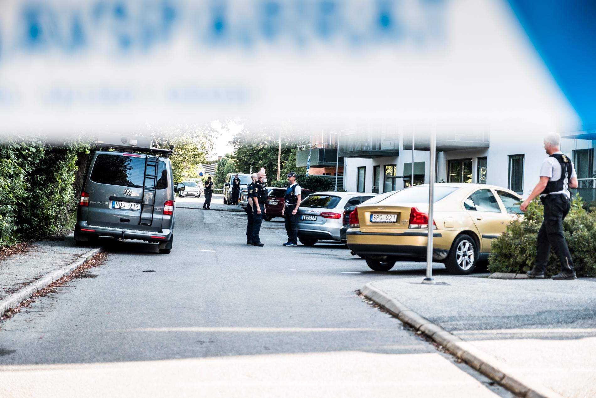 Polisavspärrningar efter att en kvinna skjutits till döds i en lägenhet i Råcksta i augusti i år. Arkivibild.