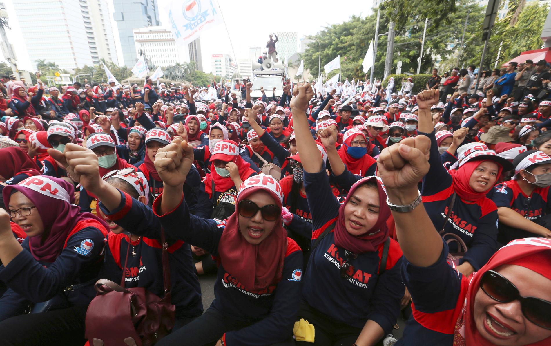 Ett tusental arbetare kräver fri sjukvård för arbetare och höjd minimilön i Indonesiens huvudstad Jakarta.