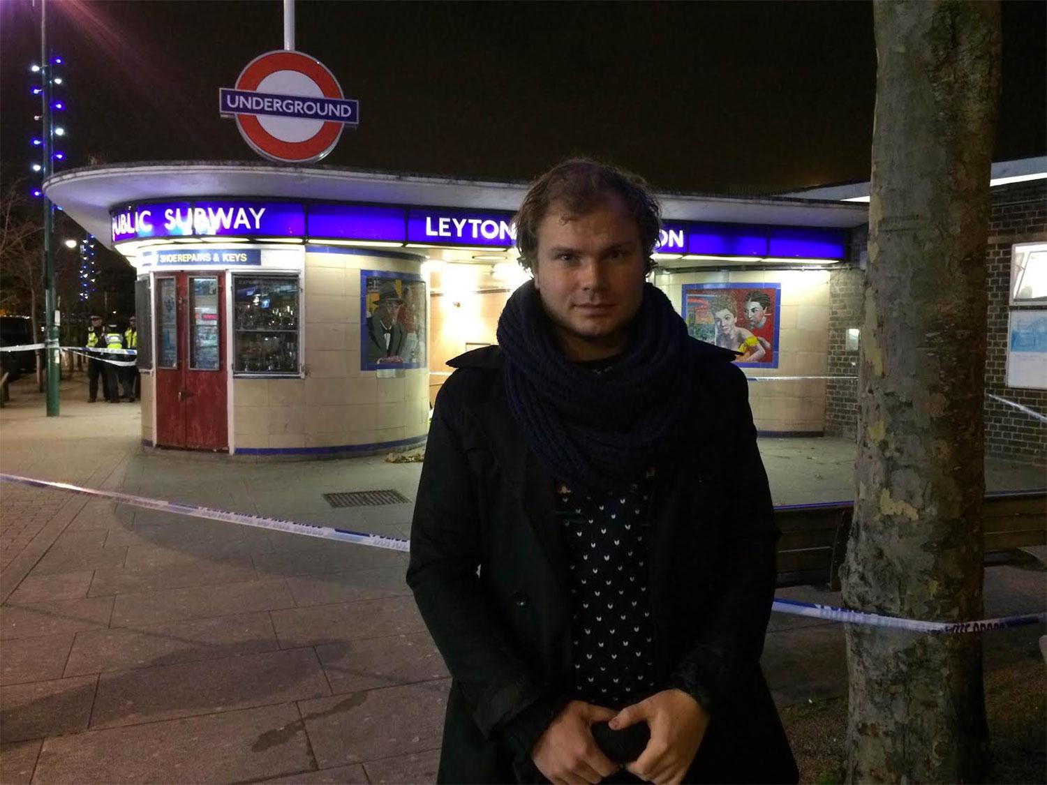 Aftonbladets reporter Petter Larsson på plats vid Leytonstones tunnelbanestation i östra London.