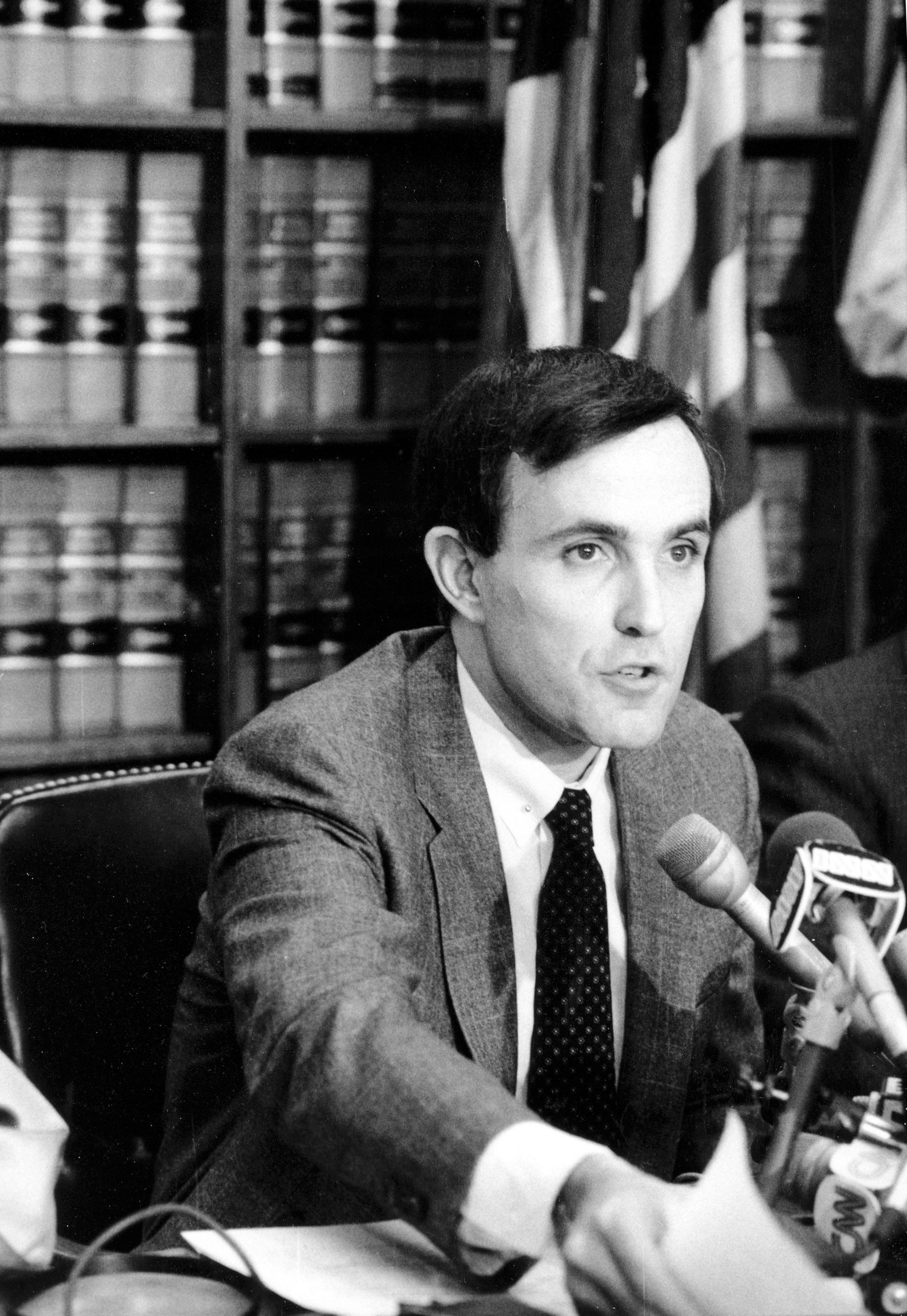 Rudy Giuliani som åklagare vid en presskonferens i New York i december 1984.