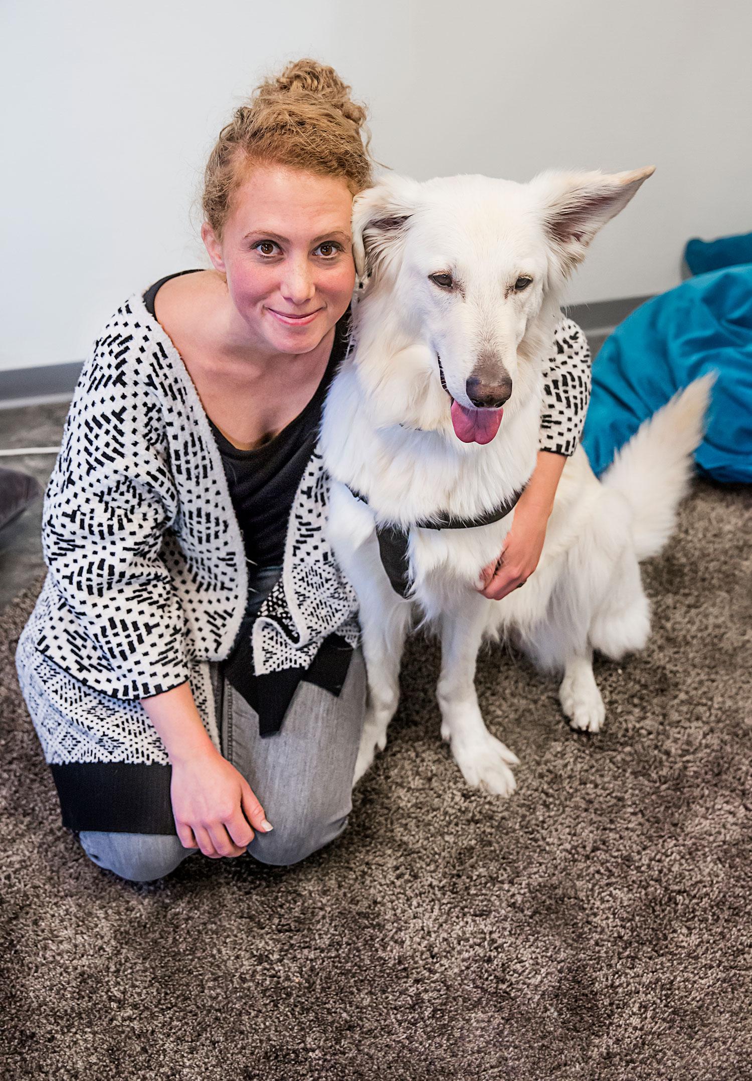 Denice Sverla är hundförare och Dis är lämplighetstestad och utbildad vid svenska terapihundskolan.