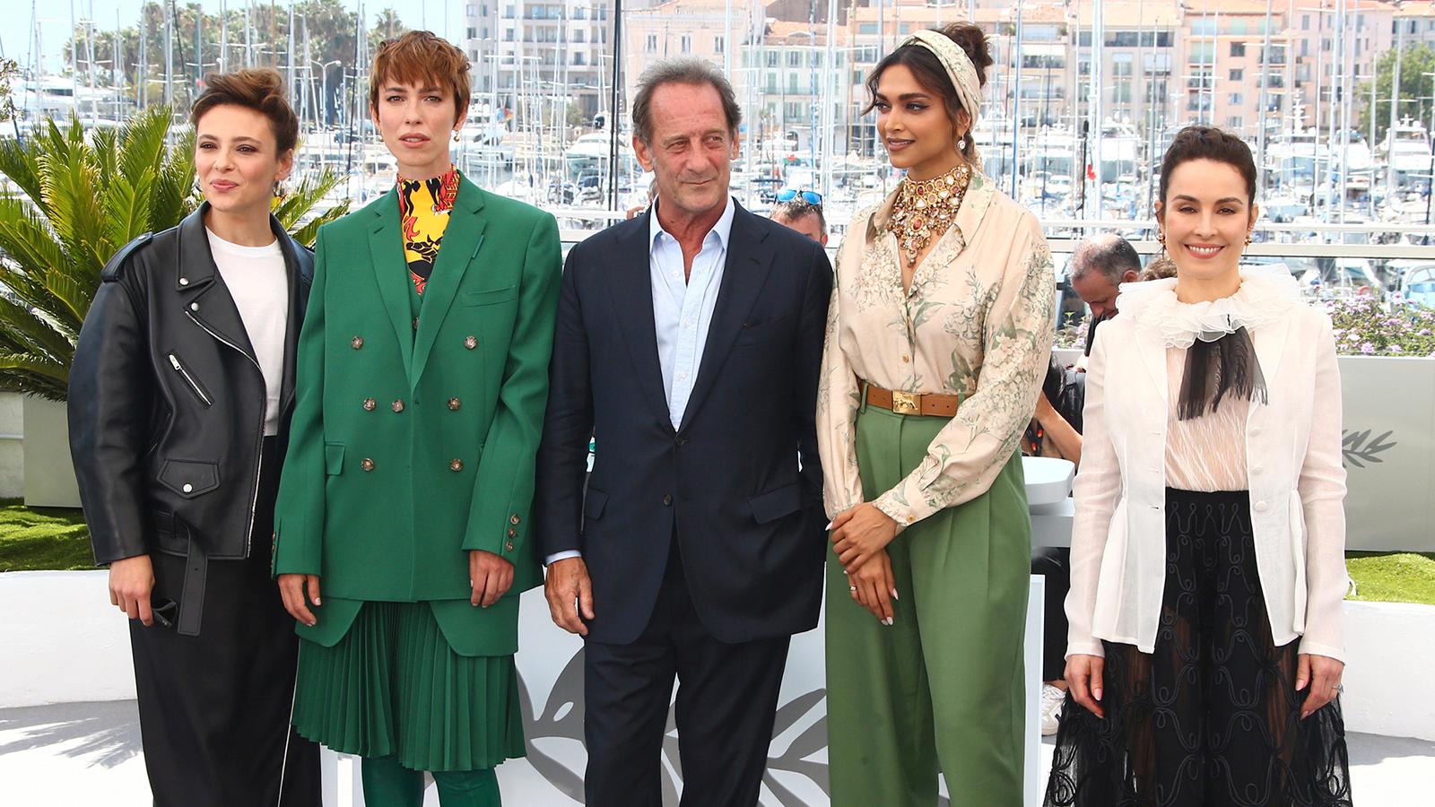 Delar av årets Cannes-jury, från vänster Jasmine Trinca, Rebecca Hall, ordförande Vincent Lindon, Deepika Padukone och Noomi Rapace.