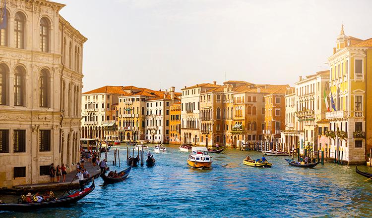 Venedig är en stad full av kanaler. 
