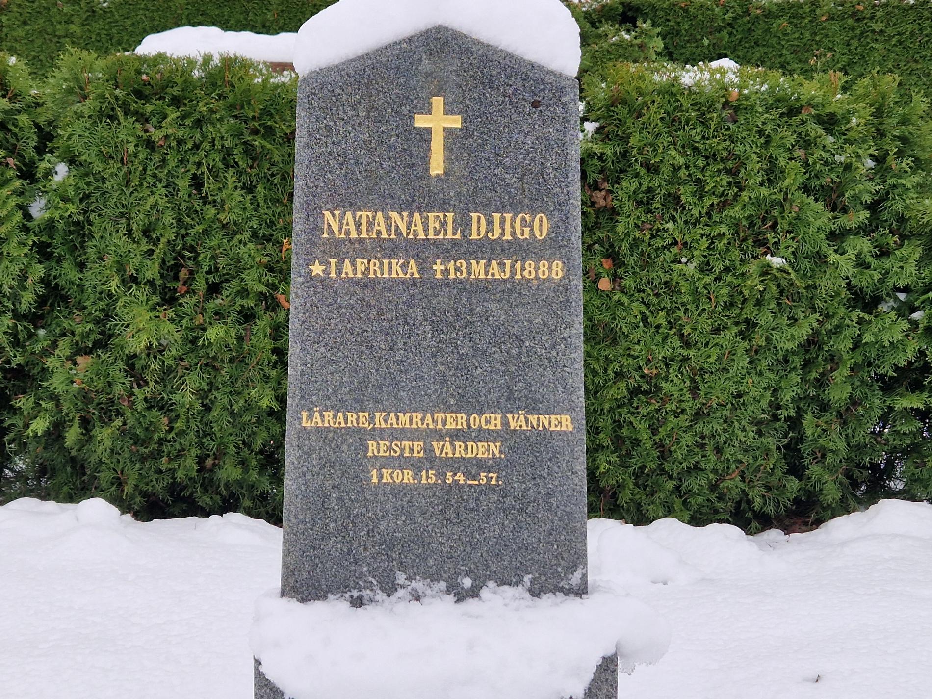 Hagena Natanael Djigos gravsten vid Bromma kyrka.