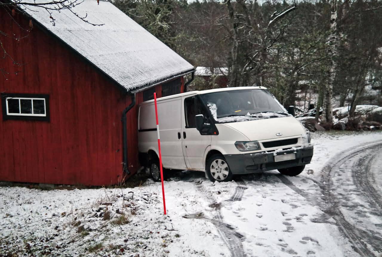 Sedan 1982 har Göran haft problem med att bilar kört av vägen och in på hans tomt. 