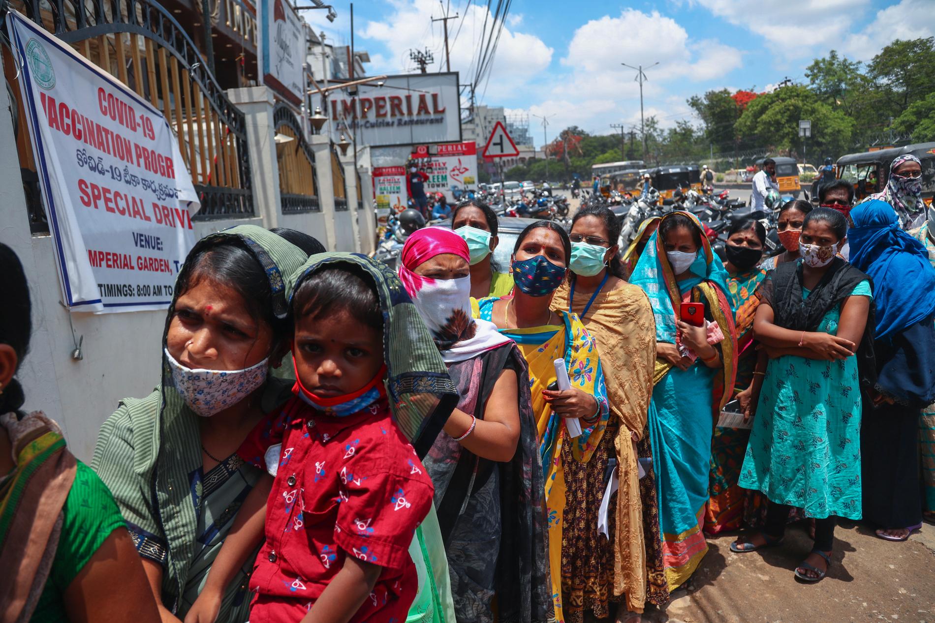 Människor köar för att få vaccin under en särskild kampanj i Hyderabad.