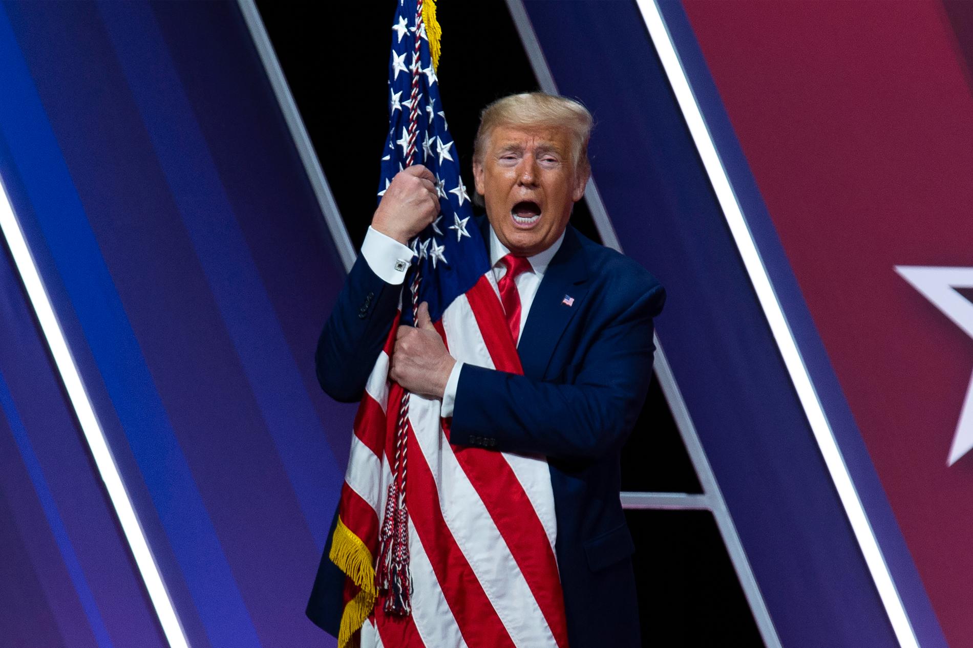 Efter talet kramade Trump om en amerikansk flagga. 