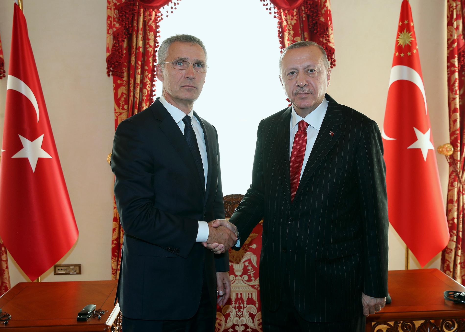 Natos generalsekreterare Jens Stoltenberg och Turkiets president Recep Tayyip Erdogan i Istanbul nyligen. På torsdagens Natotoppmöte i Bryssel får den turkiska försvarsministern vara beredd på en näsknäpp. Arkivbild.