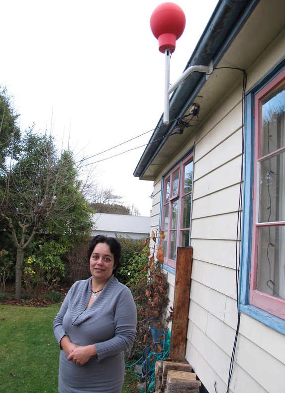 Tania Gilchrist från Christchurch på Nya Zeeland är en av dem som fått en röd antenn uppsatt på huset för att testköra internetballongerna.