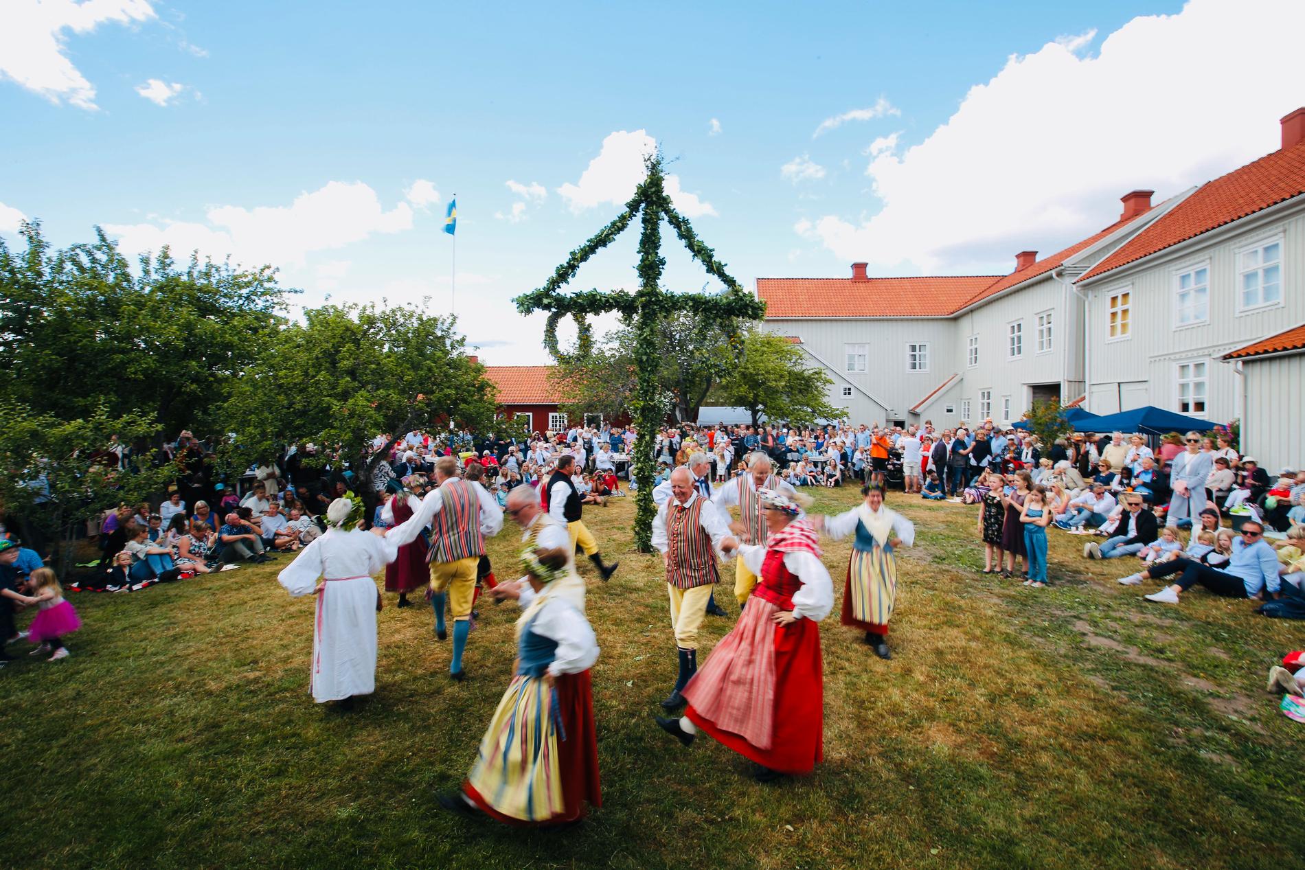 I fjol dansades det runt midsommarstången iklätt folkdräkt i Pataholm, Kalmar.