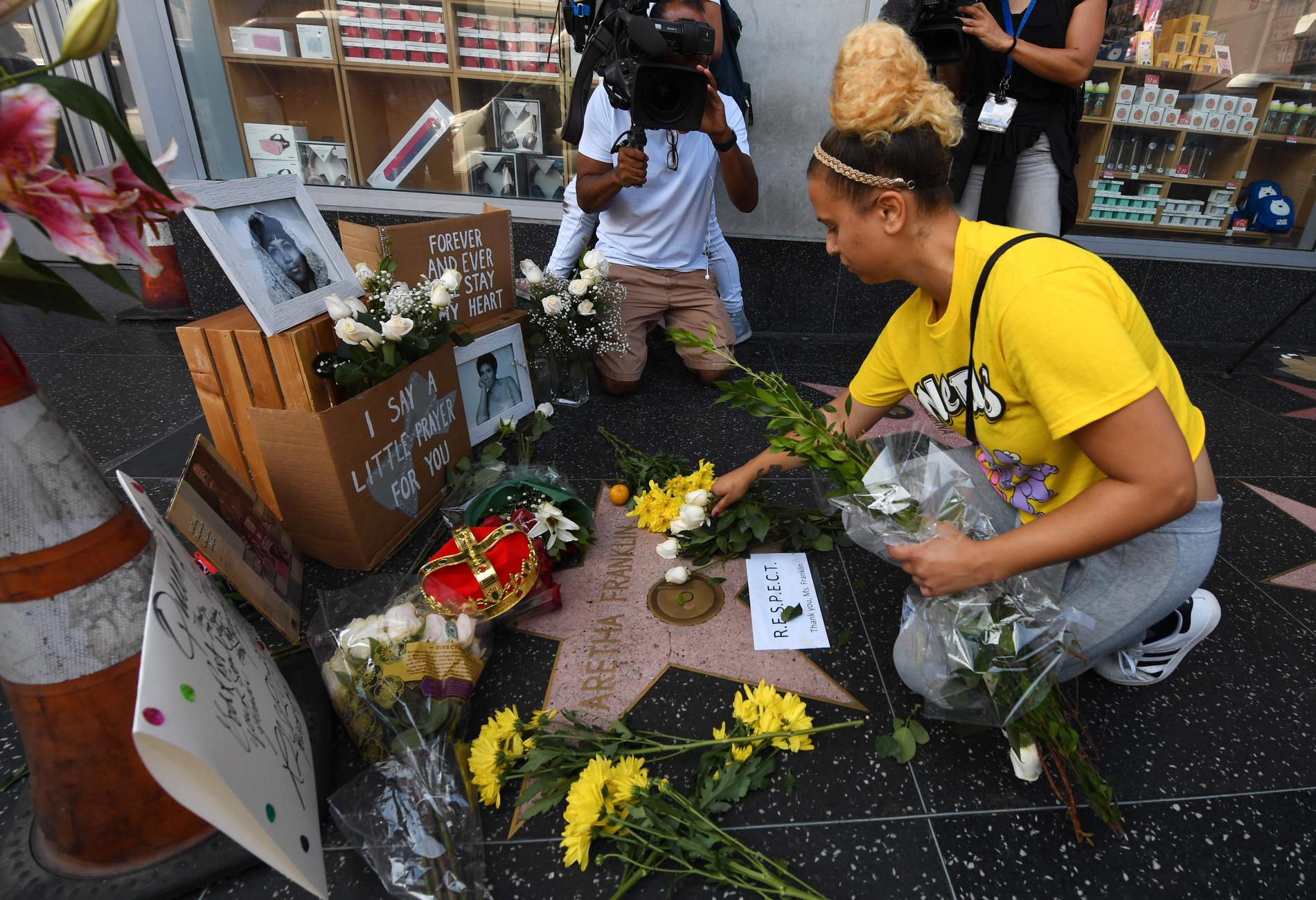 Fans lägger ner blommor och hyllningar vid Aretha Franklins stjärna på Hollywood walk of fame.