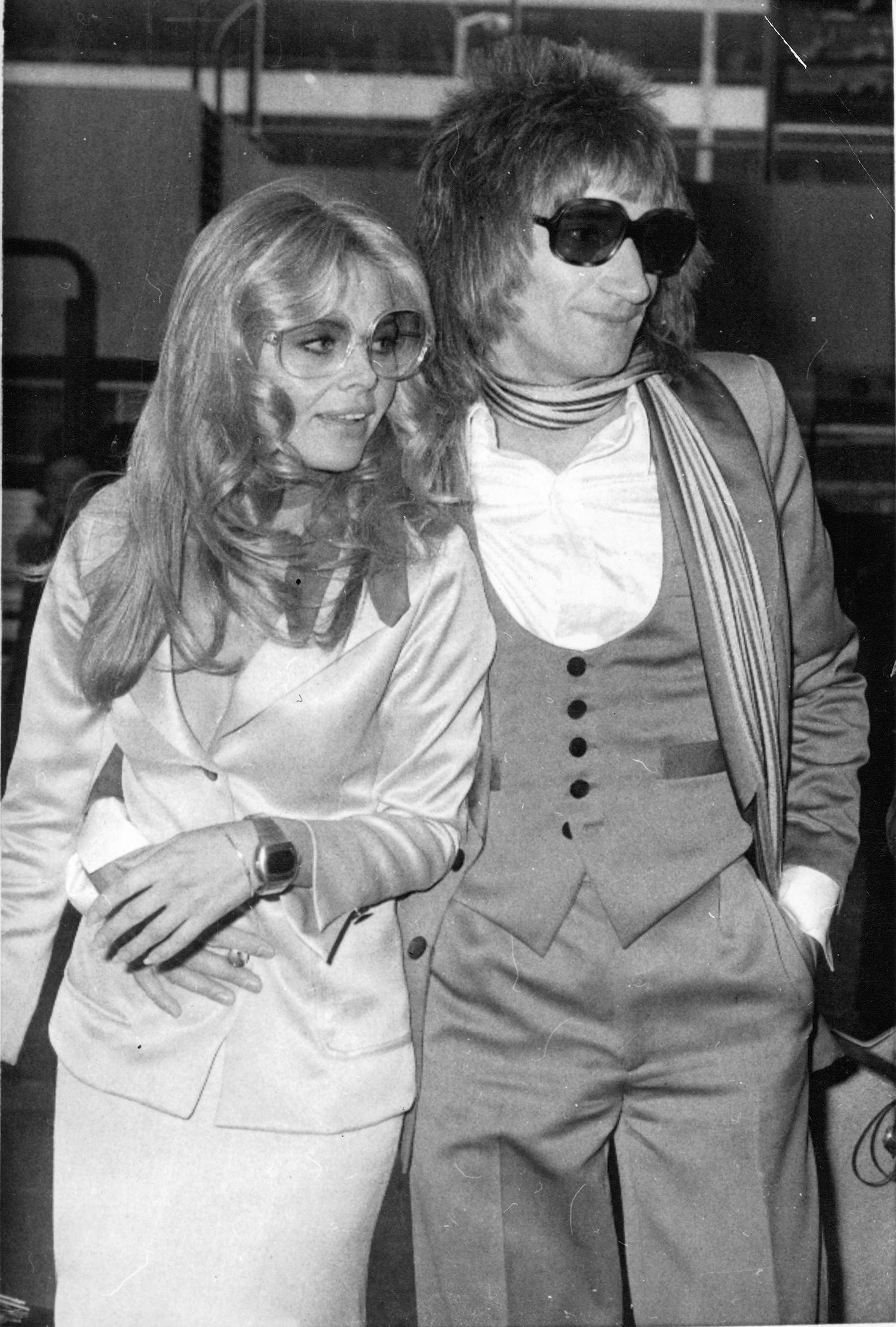 Britt Ekland och sångaren Rod Stewart glassar loss på Heathrow på 70-talet.