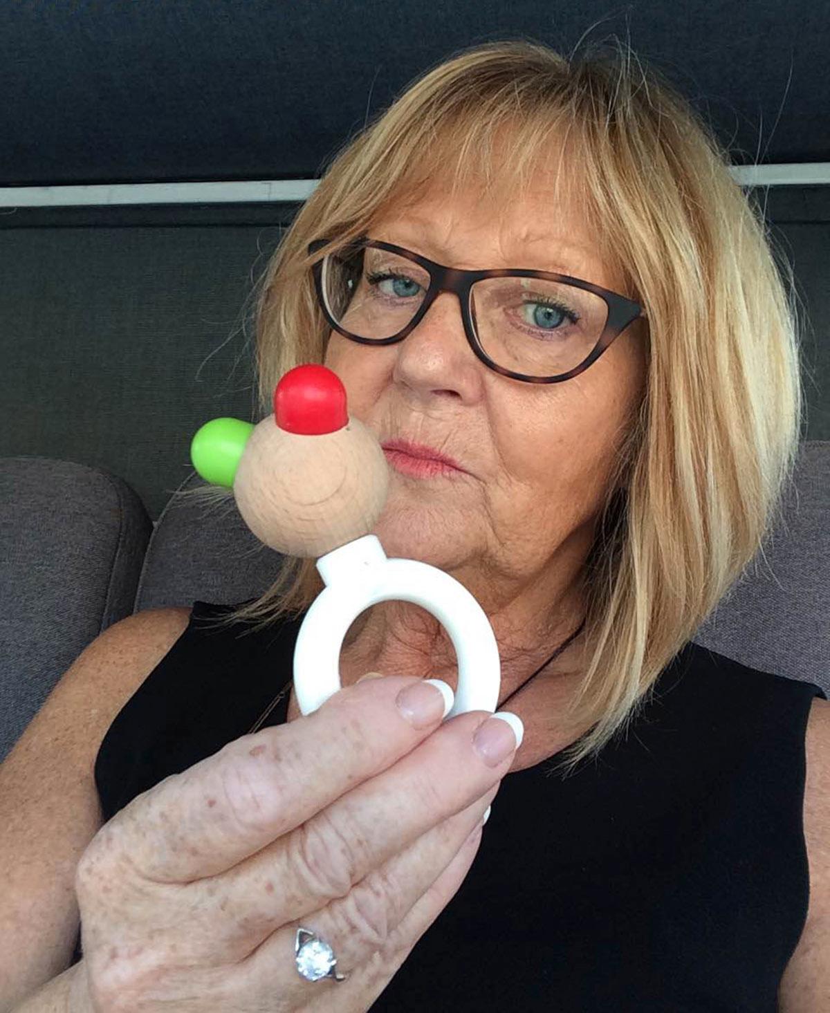 Annica Christoffersson köpte en bitring från Brio till barnbarnet Folke.
Men när hon själv stoppade leksaken i munnen upptäckte hon något mycket märkligt: Den smakade superbeskt