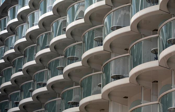 Rader av balkonger. Nästan alla hytter har balkong på Oasis of the seas.