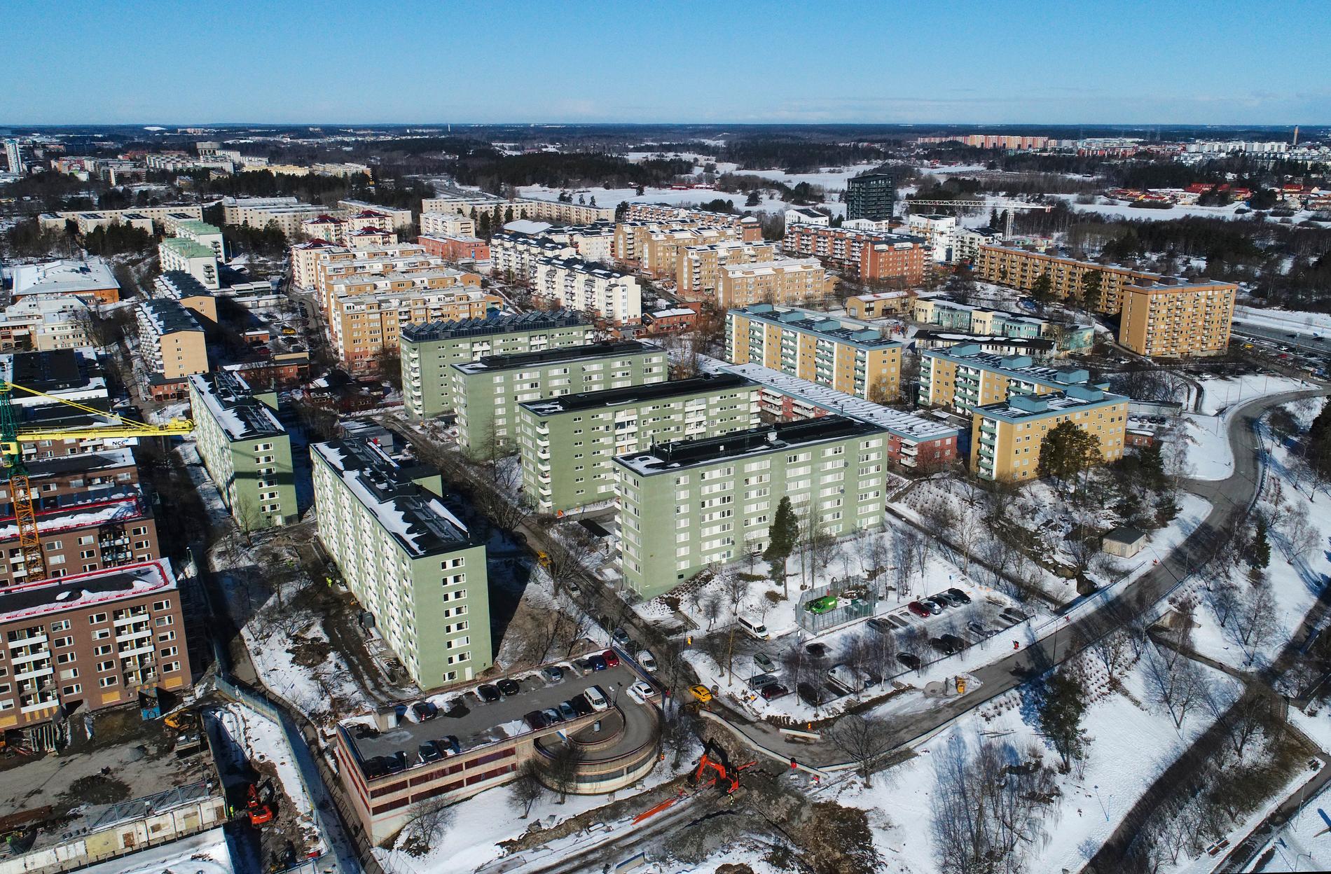 Rinkeby, förort till Stockholm, som ingår i ett av Sveriges särskilt utsatta områden. Sysselsättningsgraden har på senare år ökat i särskilt utsatta områden, men nu finns risk för att den utvecklingen bryts. Arkivbild.