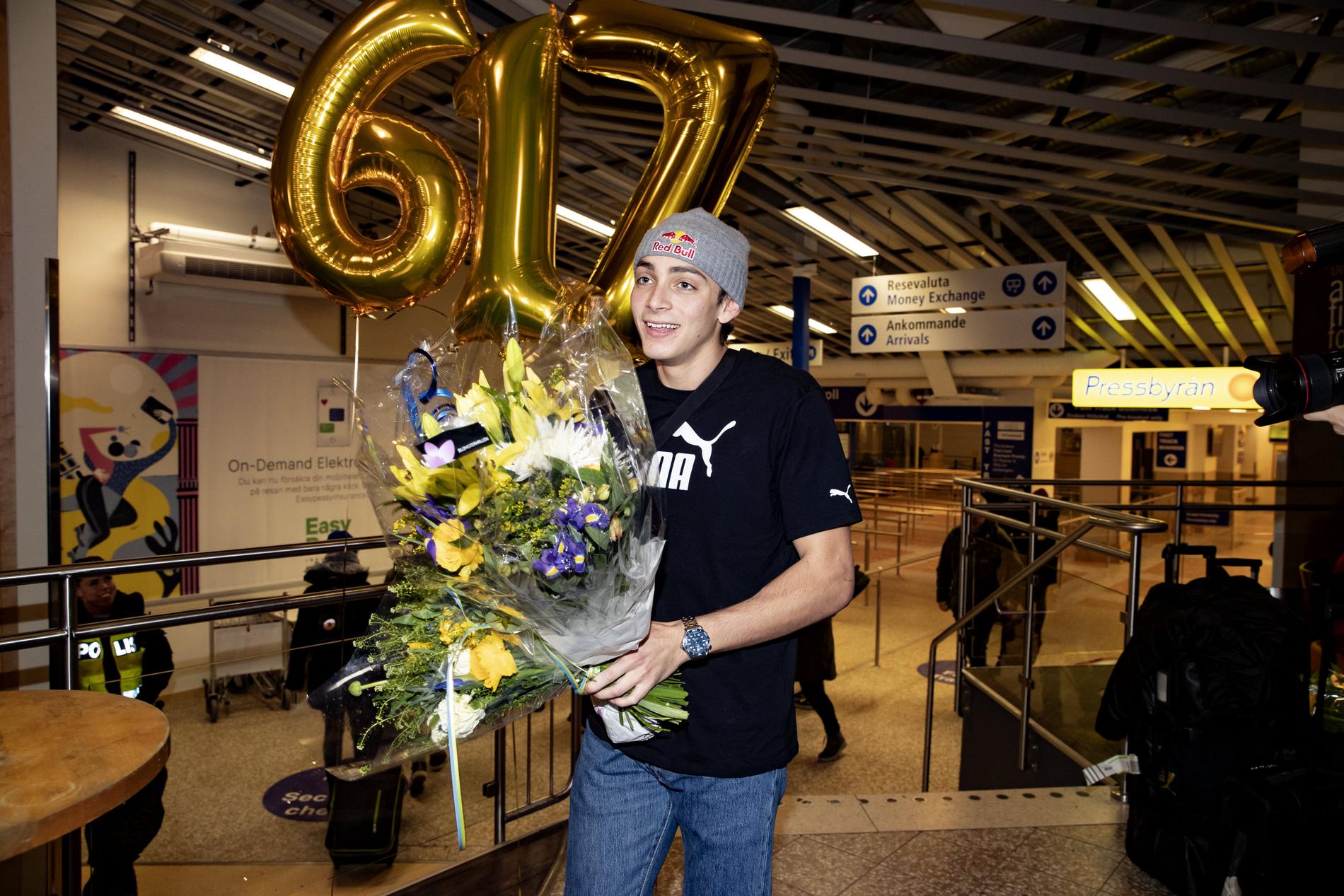 Armand Duplantis firas på Skavsta flygplats efter sitt första världsrekord.