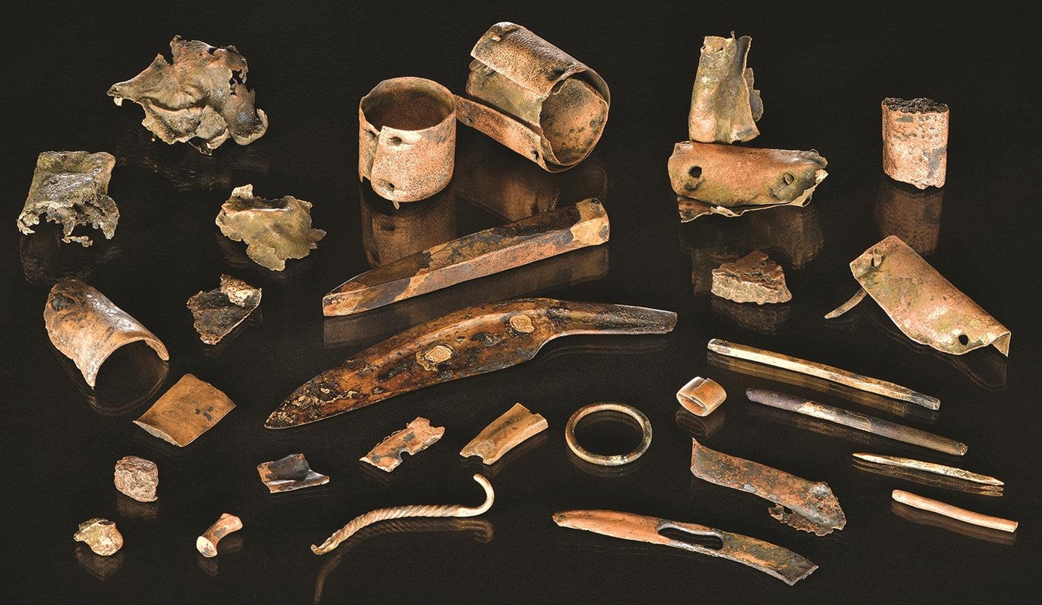 Verktygspåsen innehåller att antal bronsföremål, däribland en kniv och en mejsel. Påsen hittades på en plats där man tidigare hittat resterna från ett stort slag som ägde rum för 3 000 år sedan.