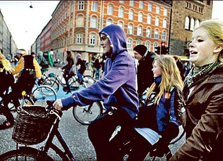 LUGNET EFTER STORMEN En flera hundra meter lång cykeldemonstration, till stöd för Ungdomshuset, samlade tusentals köpenhamnare under parollen ”Blommor i stället för gatustenar”.