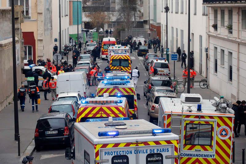 Polisbilar och ambulanser samlades utanför Charlie Hebdos redaktion efter terrordådet i januari 2015.