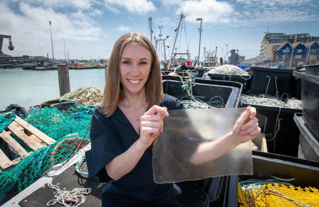 Ingenjören Lucy Hughes, årets mottagare av James Dyson Award, visar upp sin uppfinning Marinatex, en bioplastprodukt stöpt ur fiskeavfall och rödalger.