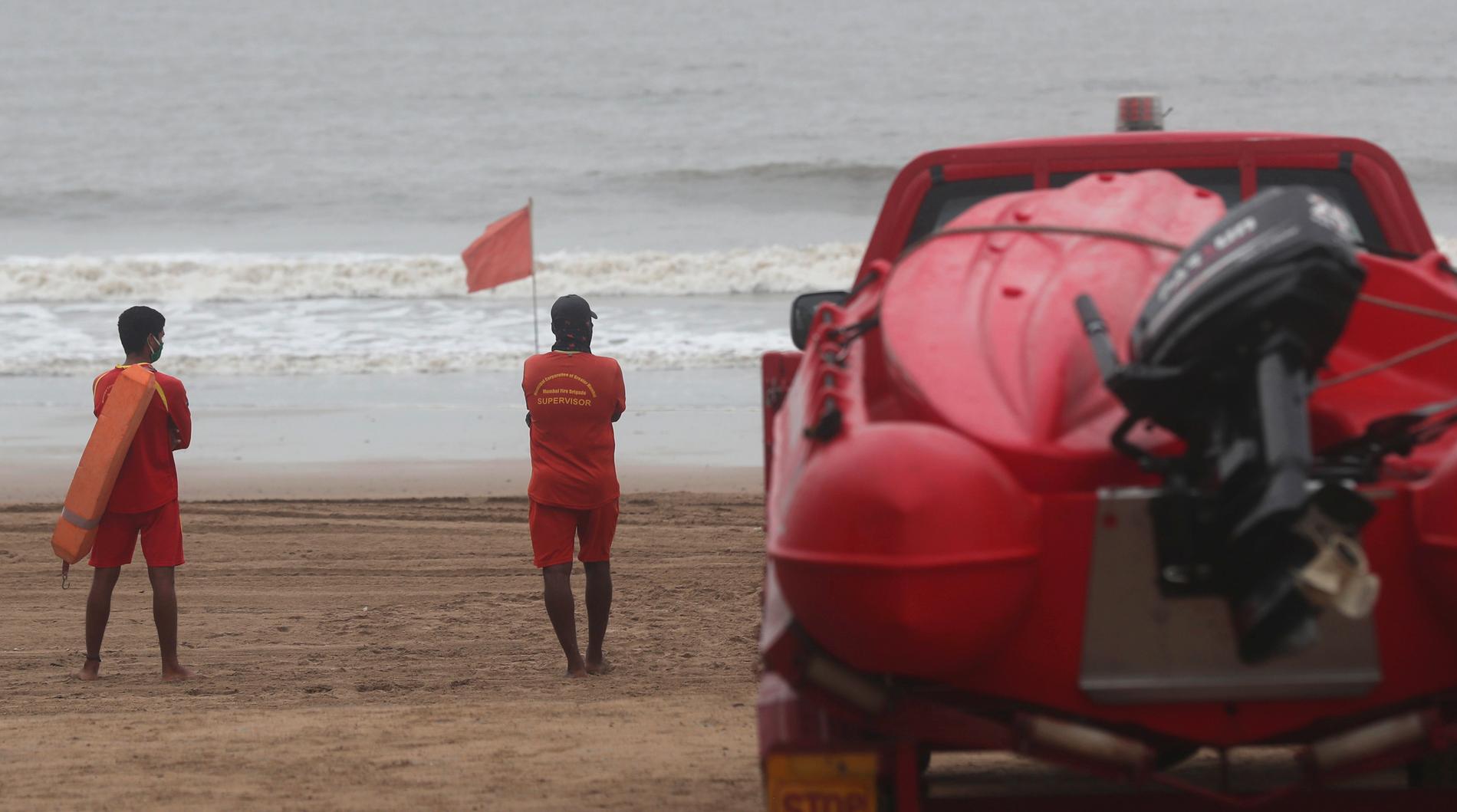 Livräddare håller vakt vid en strand i Bombay. 