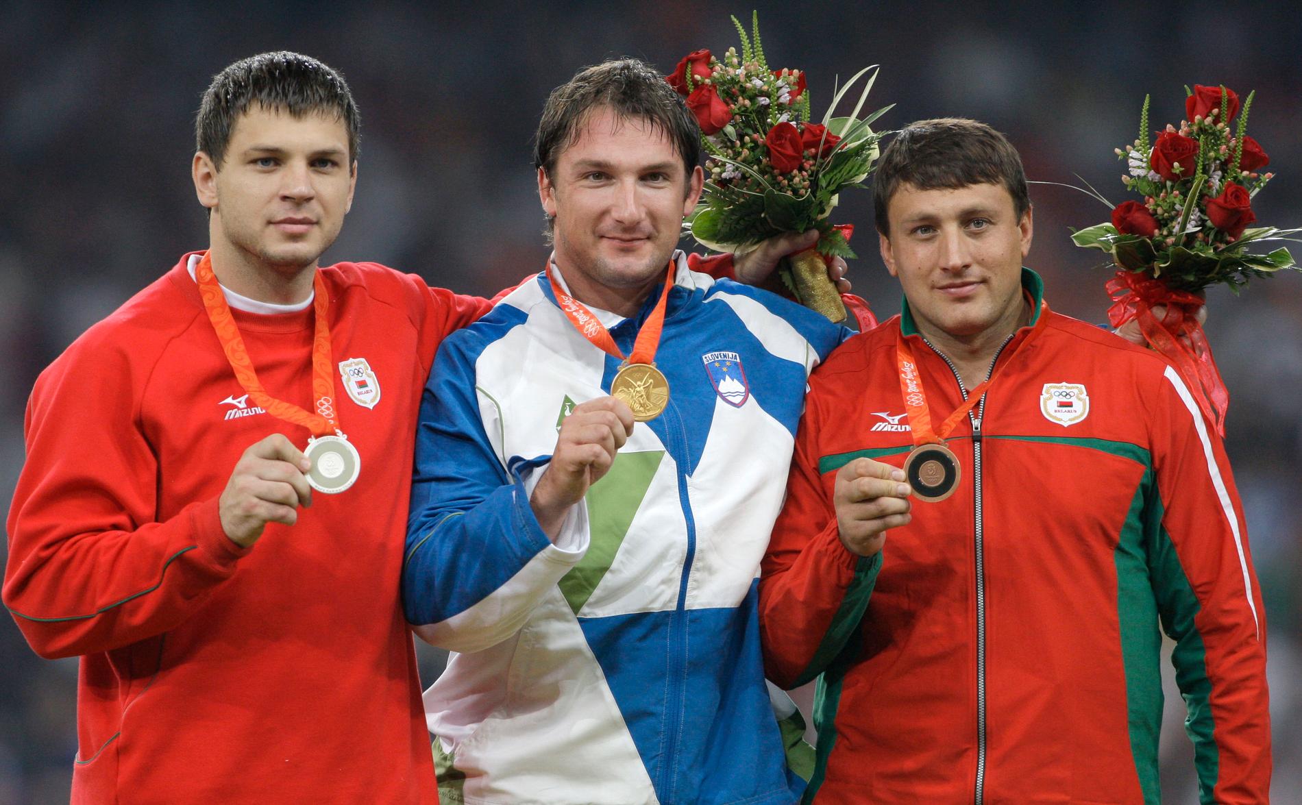 Ivan Tsikhan (till höger) och Vadzim Dzevjatouski (till vänster) efter OS-finalen i slägga i Peking 2008. Arkivbild.