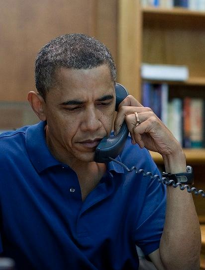 TUNGA NYHETER President Barack Obama sitter i telefonkonferens på Camp David med anledning av den kraschade helikopter