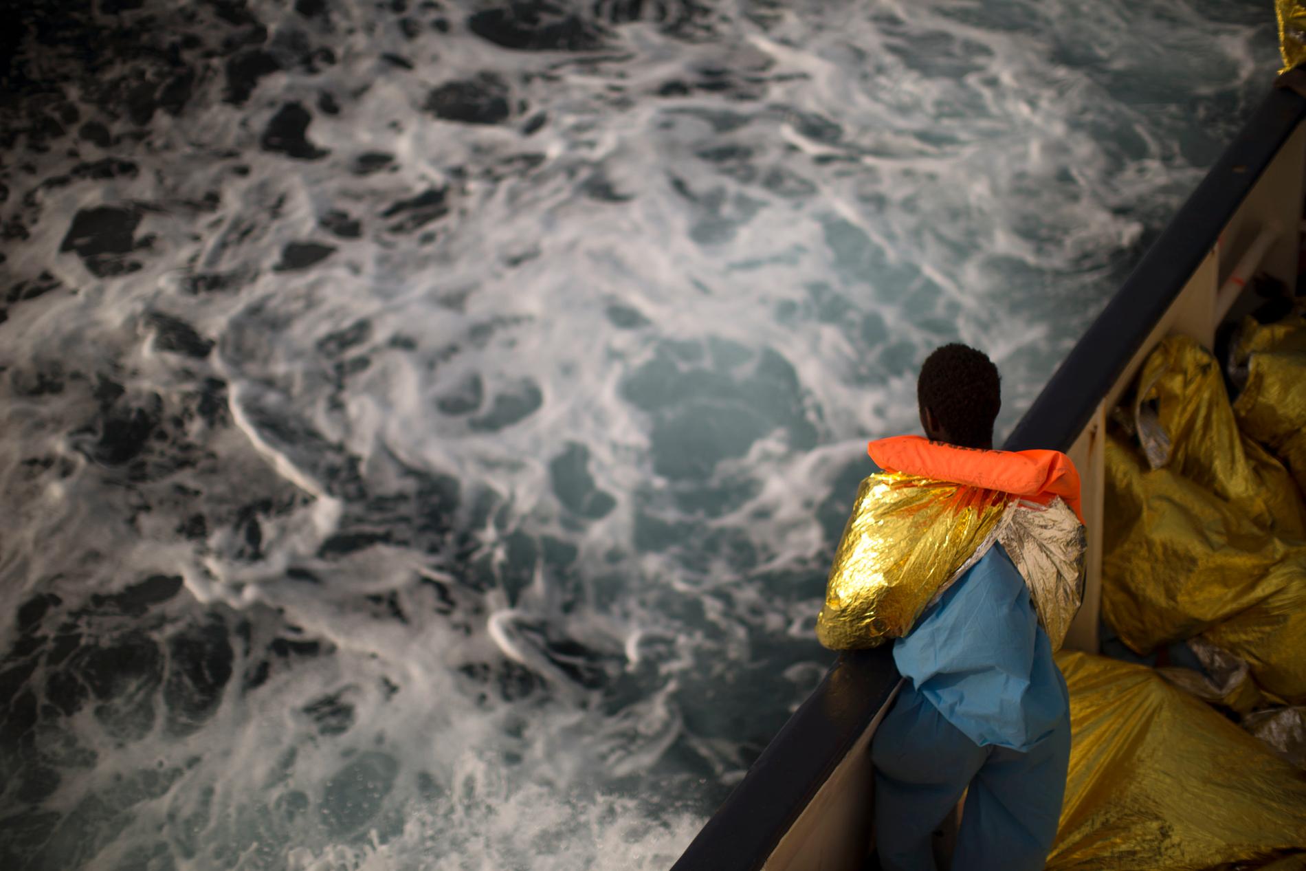 En migrant ombord på ett räddningsfartyg utanför Libyen. Arkivbild.