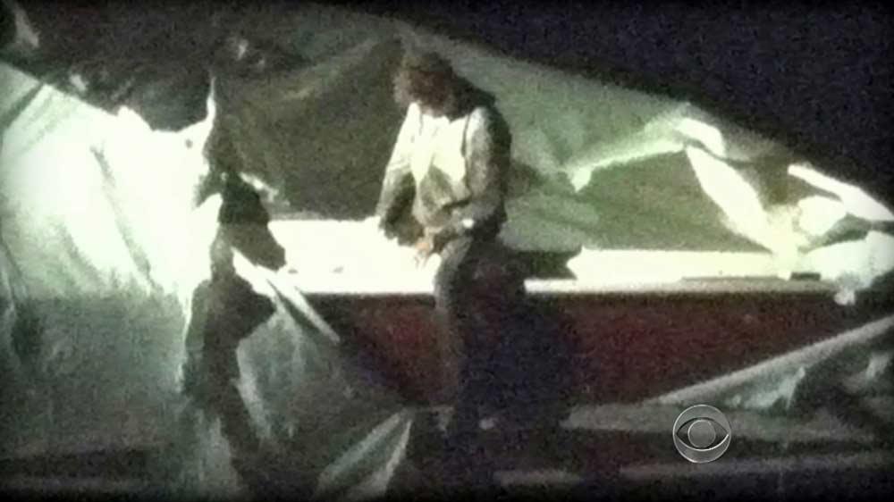 Här grips den misstänkte bombmannen i en båt i Watertown utanför Boston.