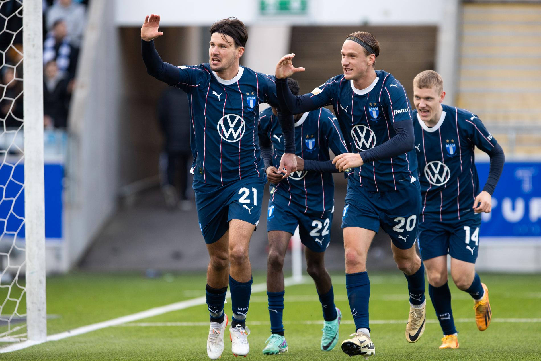 Malmö FF:s Stefano Vecchia och Erik Botheim jublar efter 5–0-målet.