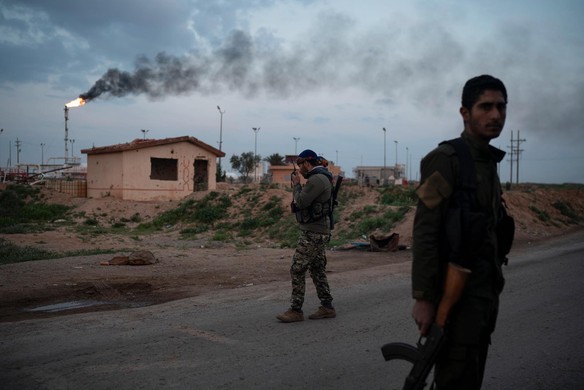 En soldat ur de USA-stödda SDF-styrkorna i Syrien som bekämpar terrorrörelsen IS. Arkivbild.